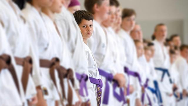 Karatetraining in einem Berliner Sportverein. Kinder und Jugendliche werden auch in Techniken der Selbstverteidigung unterrichtet.