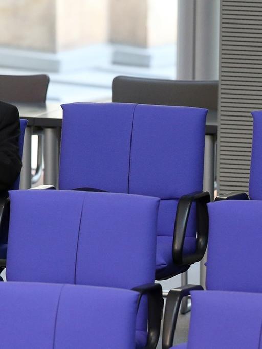 Gregor Gysi (Die Linke) verfolgt im Deutschen Bundestag die Debatte um den Jahresabrüstungsbericht 2017.