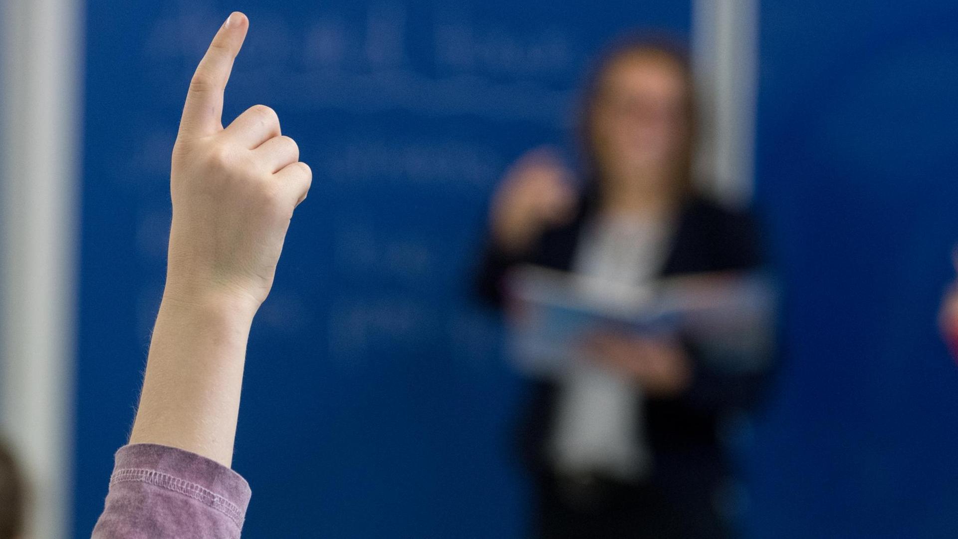 Ein Schüler meldet sich im Unterricht. Ein Schüler meldet sich im Unterricht.