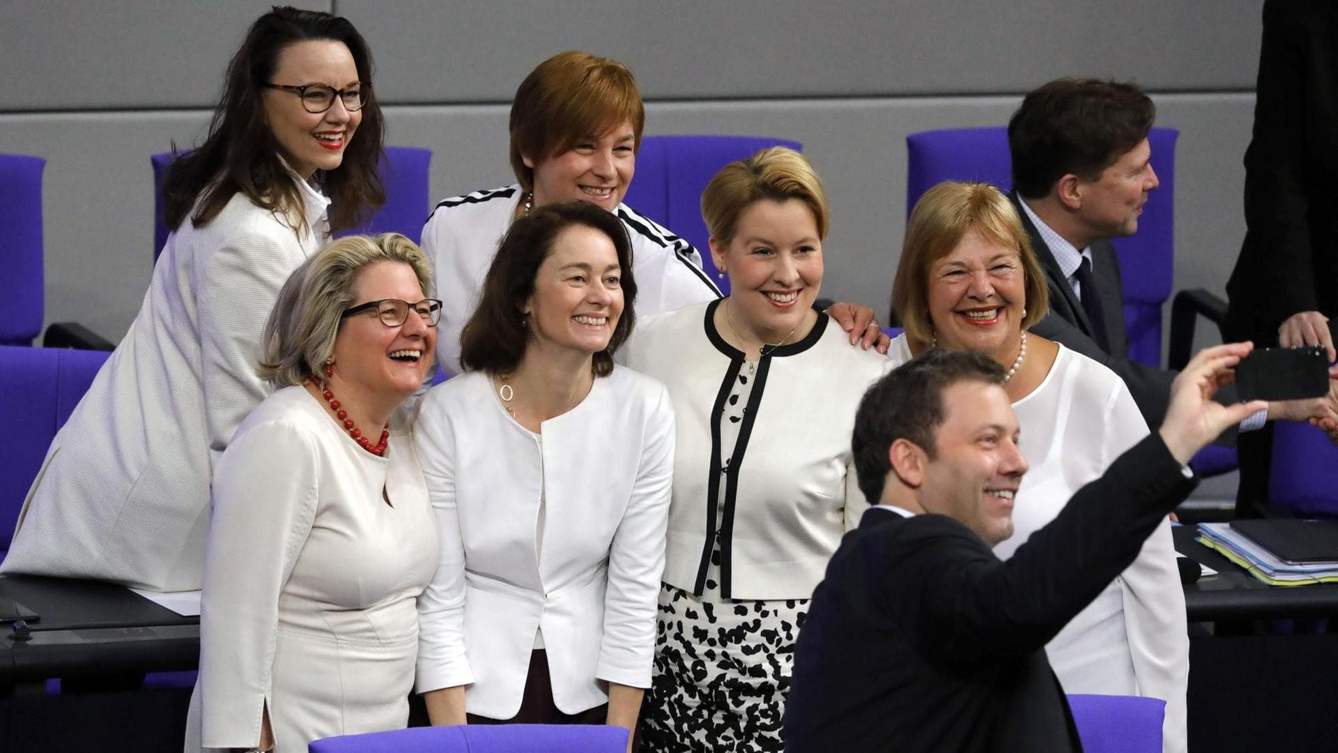 U.a. Familienministerin Franziska Giffey, Michelle-Jasmin Müntefering, Dr. Katarina Barley, Bundesministerin der Justiz , SPD. Lars Klingbeil macht Selfie. U.a. Familienministerin Franziska Giffey, Michelle-Jasmin Müntefering, Dr. Katarina Barley, Bundesministerin der Justiz , SPD. Lars Klingbeil macht Selfie.