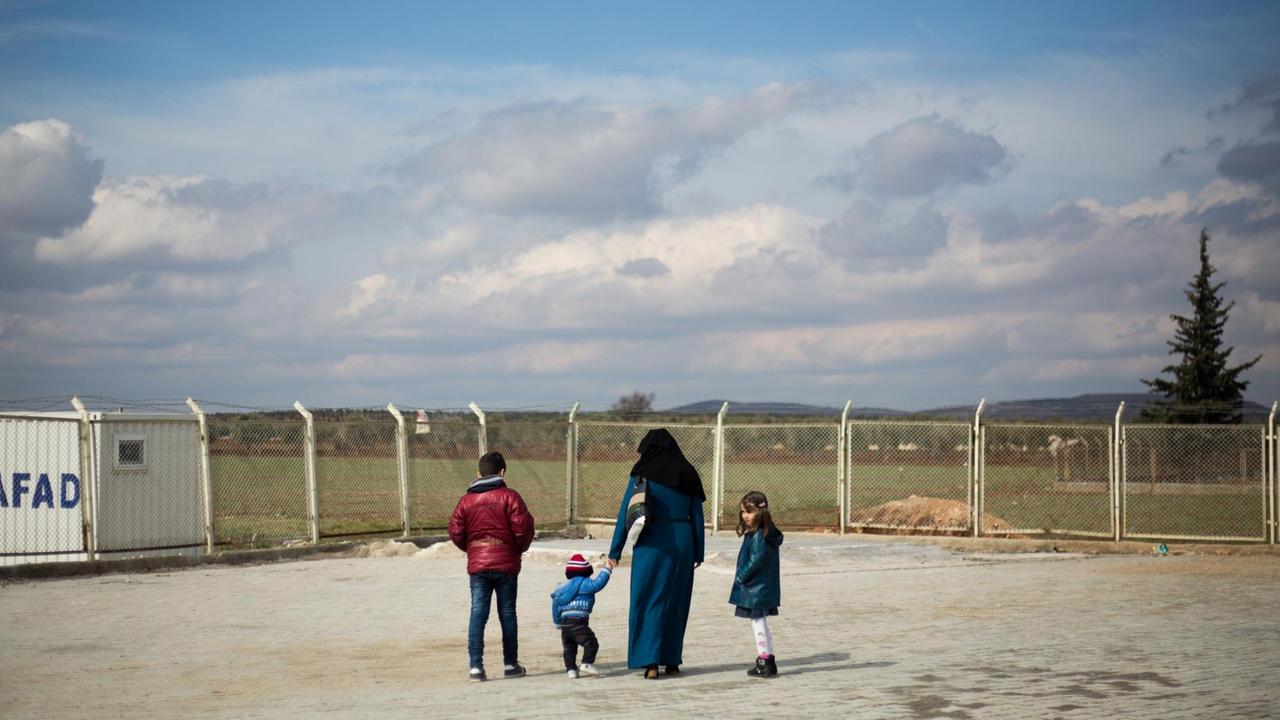 Eine syrische Familie in einem Flüchtlingscamp nahe der türkischen Stadt Kilis.
