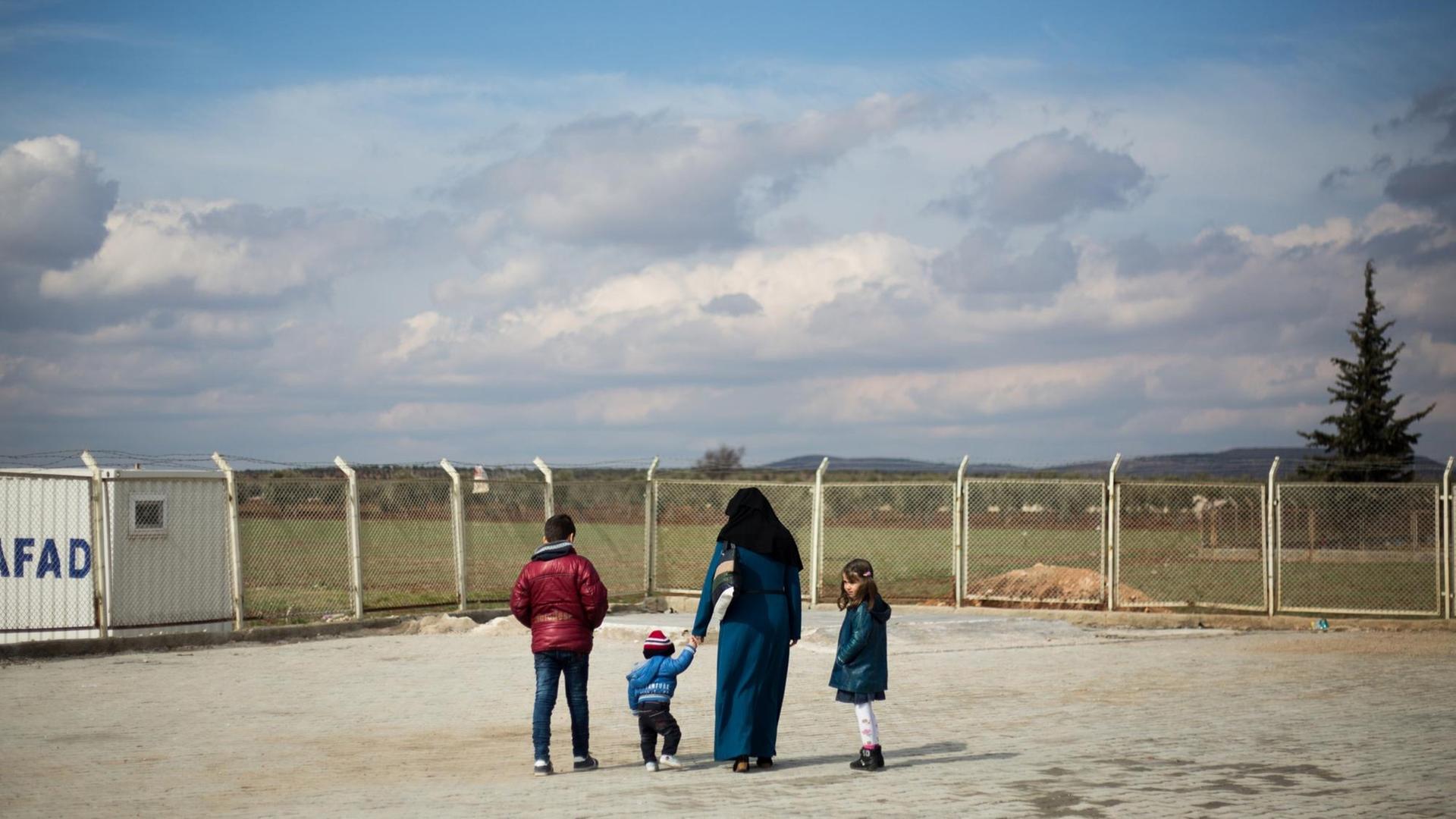 Eine syrische Familie in einem Flüchtlingscamp nahe der türkischen Stadt Kilis. Eine syrische Familie in einem Flüchtlingscamp nahe der türkischen Stadt Kilis.