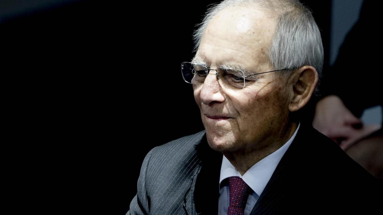 Aus einer schwarzen Umgebung herausgeschältes Porträt von Wolfgang Schäuble.