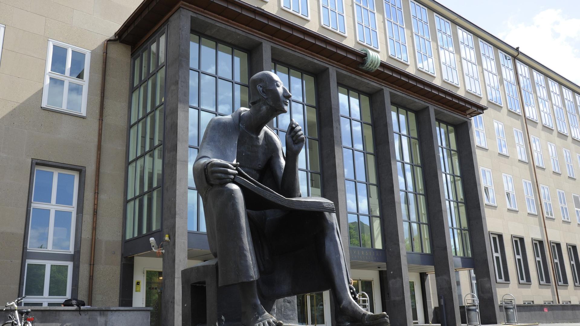Statue des sitzenden Albertus Magnus vor dem Hauptgebäude der Universität zu Köln. Statue des sitzenden Albertus Magnus vor dem Hauptgebäude der Universität zu Köln.