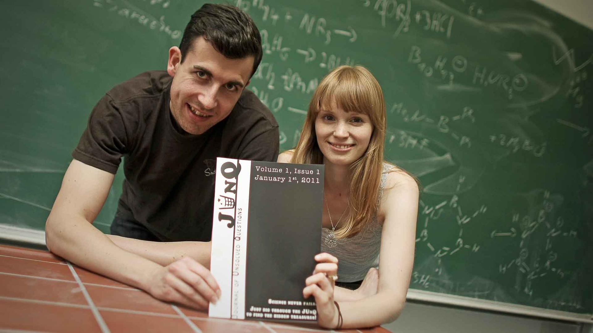 Die Studenten Leonie Mück und Thomas Jagau, aufgenommen am Donnerstag (07.07.2011) auf dem Gelände der Johannes Gutenberg-Universität in Mainz mit einer Ausgabe ihrer Zeitschrift "JUnQ". Die Studenten Leonie Mück und Thomas Jagau, aufgenommen am Donnerstag (07.07.2011) auf dem Gelände der Johannes Gutenberg-Universität in Mainz mit einer Ausgabe ihrer Zeitschrift "JUnQ".