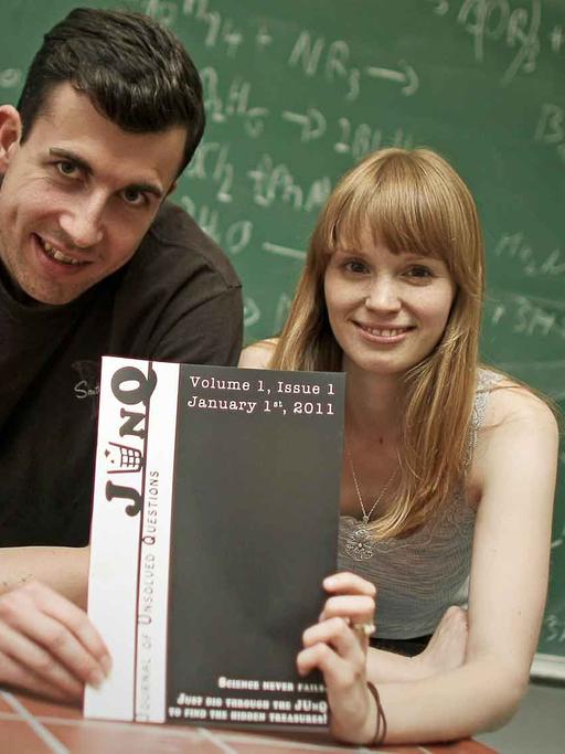 Die Studenten Leonie Mück und Thomas Jagau, aufgenommen am Donnerstag (07.07.2011) auf dem Gelände der Johannes Gutenberg-Universität in Mainz mit einer Ausgabe ihrer Zeitschrift "JUnQ".