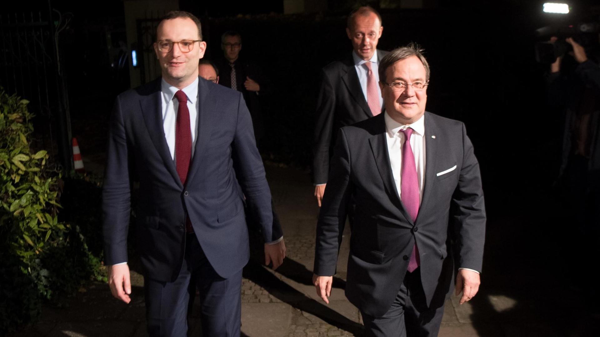 Jens Spahn, Armin Lascht und Friedrich Merz auf dem Weg zu einer Pressekonferenz. Jens Spahn, Armin Lascht und Friedrich Merz auf dem Weg zu einer Pressekonferenz.