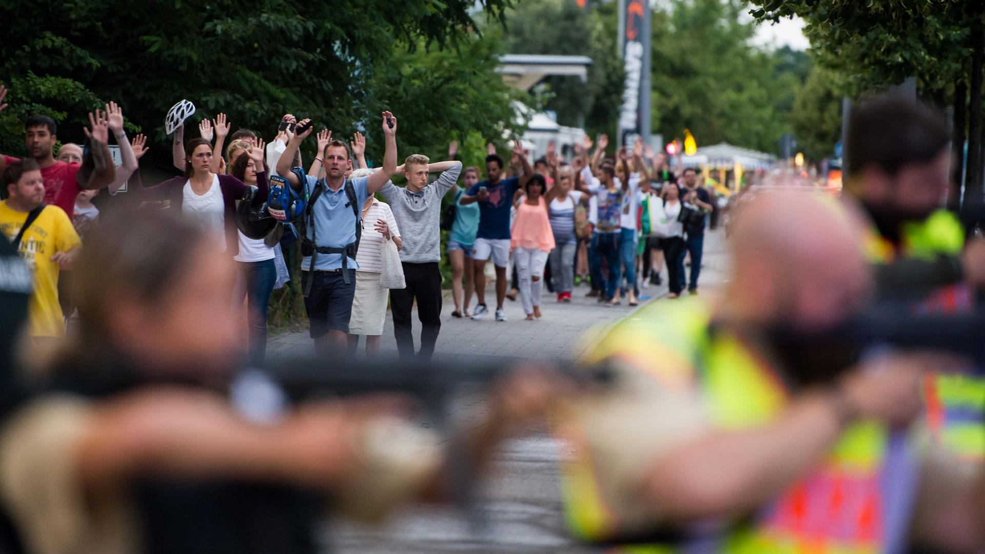 Die Polizei evakuiert nach einer Schießerei am 22.7.2016 das Olympia-Einkaufszentrum (OEZ) in München. Die Polizei evakuiert nach einer Schießerei am 22.7.2016 das Olympia-Einkaufszentrum (OEZ) in München.