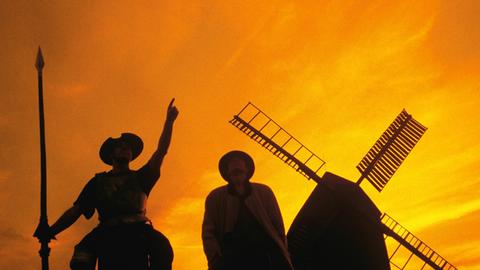 Don Quijote mit Sancho Pansa vor einer Windmühle.