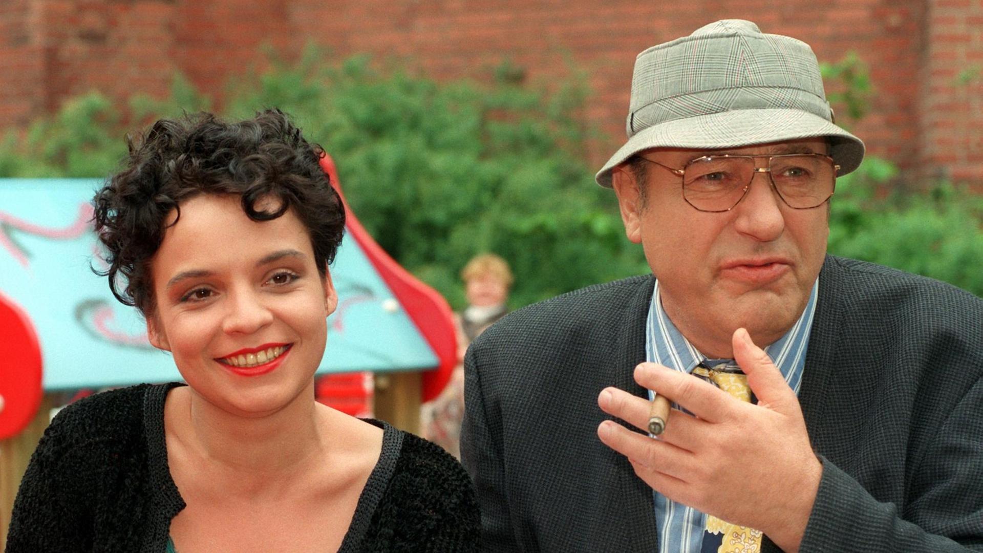Berlin: In Folge 6 der V. Staffel von " Liebling Kreuzberg " begibt sich Manfred Krug als Rechtsanwalt Liebling in die Spur, um herauszufinden, wie Aktfotos seiner Mandantin Tanja Raue (gespielt von Natascha Bonnermann) in die Zeitung gelangt sind. Berlin: In Folge 6 der V. Staffel von " Liebling Kreuzberg " begibt sich Manfred Krug als Rechtsanwalt Liebling in die Spur, um herauszufinden, wie Aktfotos seiner Mandantin Tanja Raue (gespielt von Natascha Bonnermann) in die Zeitung gelangt sind.