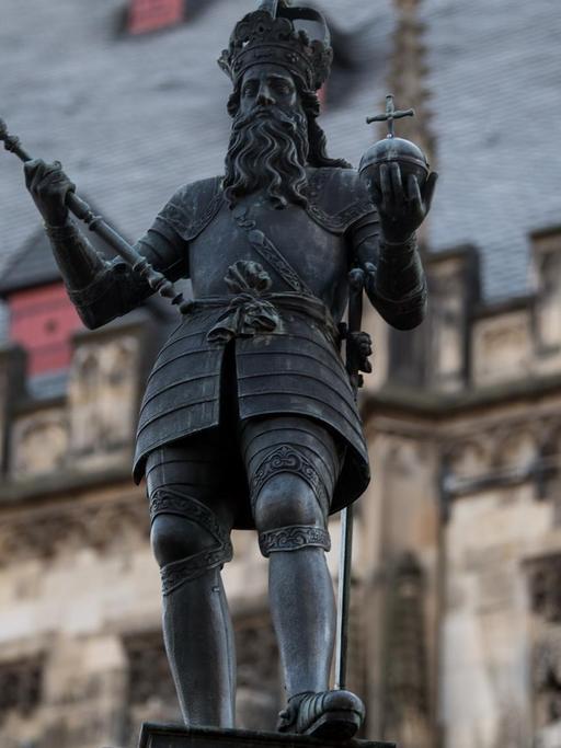 Die Flaggen Deutschlands und Frankreichs vor dem Aachener Rathaus
