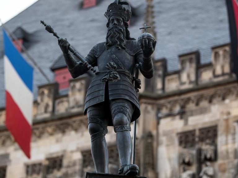 Die Flaggen Deutschlands und Frankreichs vor dem Aachener Rathaus