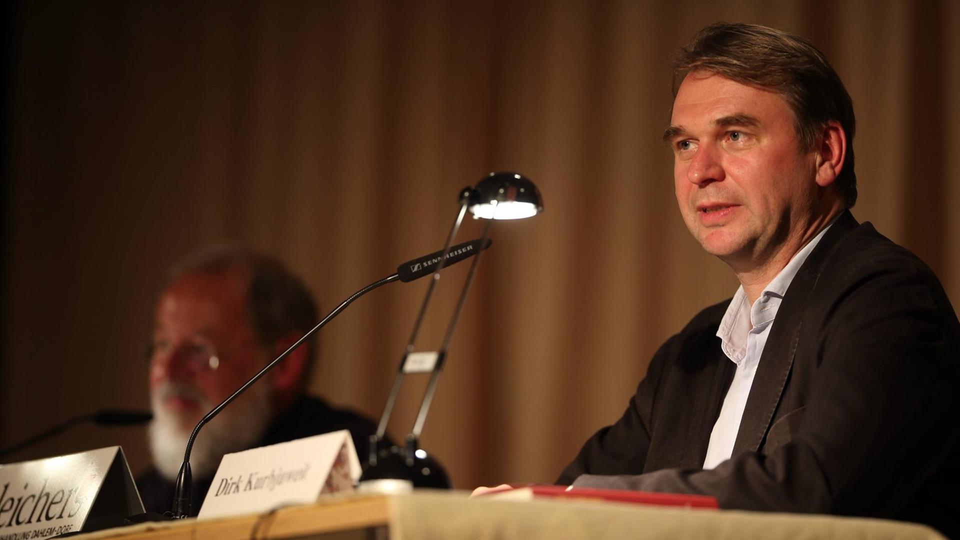 Dirk Kurbjuweit stellt 2014 sein Buch "Alternativlos" vor. Dirk Kurbjuweit stellt 2014 sein Buch "Alternativlos" vor.