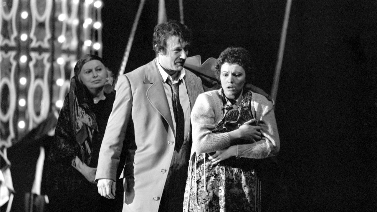Stella Avni als Mutter Pius, Thomas Hodina als Heinrich und Christine Scherer als Lieschen (von links nach rechts) in dem Theaterstück "Die Wupper" von Else Lasker-Schüler 1982 im Großen Haus des Düsseldorfer Schauspielhauses. 