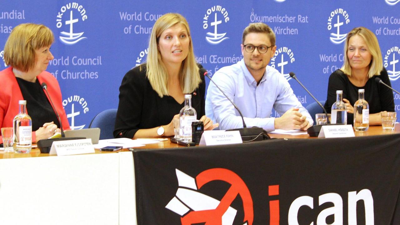 Beatrice Fihn (zweite von links), Direktorin der Internationalen Kampagne zur Abschaffung von Atomwaffen (ICAN) bei einer Pressekonferenz in Genf am 6. Oktober 2017 nach dem Empfang des Friedensnobelpreises. Beatrice Fihn (zweite von links), Direktorin der Internationalen Kampagne zur Abschaffung von Atomwaffen (ICAN) bei einer Pressekonferenz in Genf am 6. Oktober 2017 nach dem Empfang des Friedensnobelpreises.