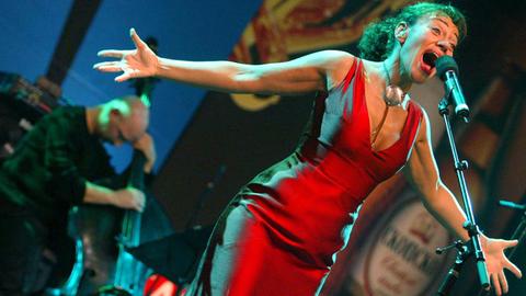 Die portugiesische Jazz-Sängerin Maria Joao, hier im Oktober 2003 beim Skopje Jazz Festival