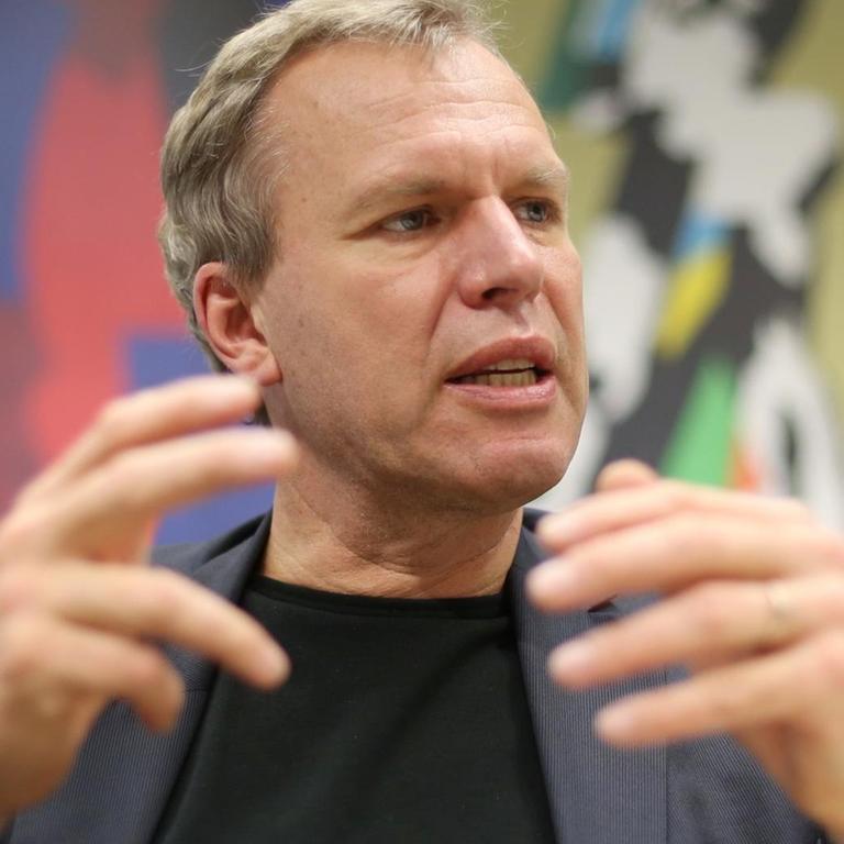 Wolfgang Maennig, Professor für Volkswirtschaft an der Universität Hamburg und ehemaliger Olympiasieger im Rudern, spricht am 18.11.2015 in seinem Büro in Hamburg. Wolfgang Maennig, Professor für Volkswirtschaft an der Universität Hamburg und ehemaliger Olympiasieger im Rudern, spricht am 18.11.2015 in seinem Büro in Hamburg.