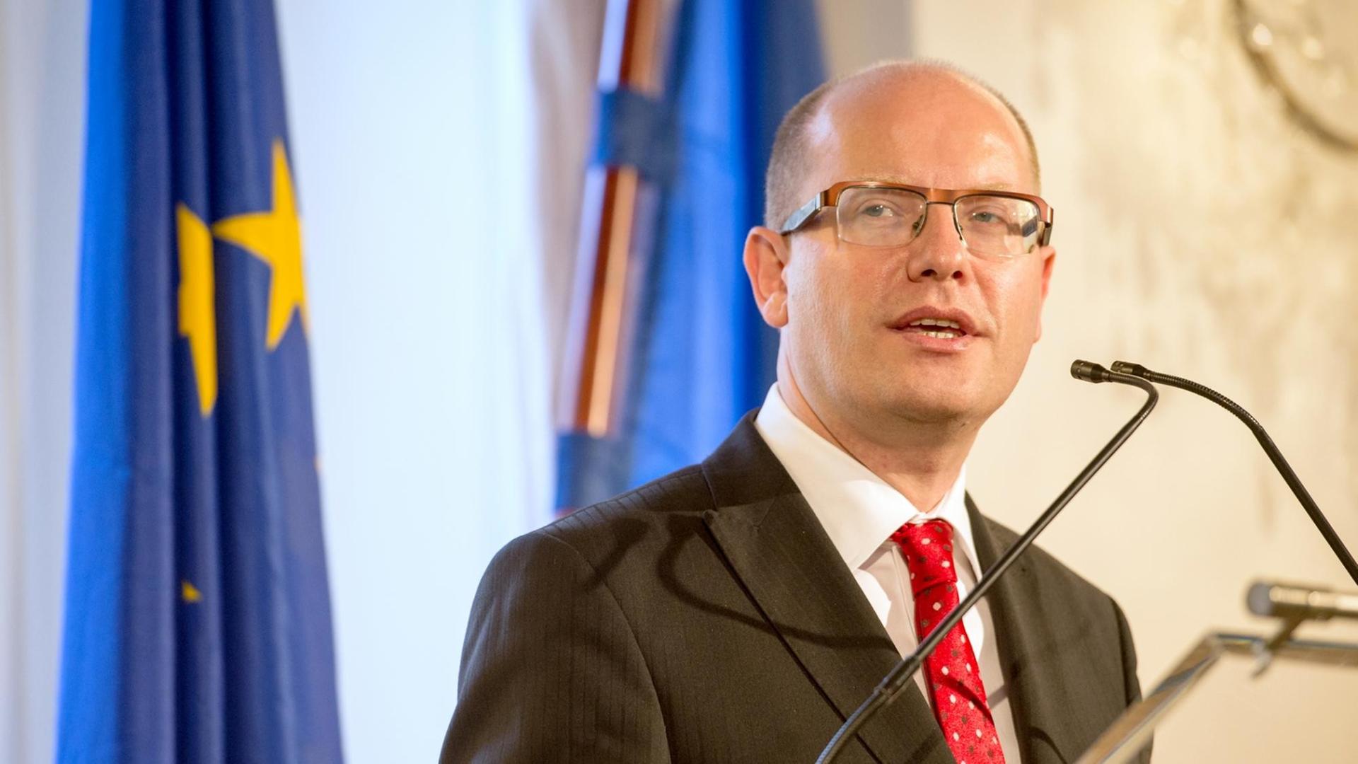 Der tschechische Ministerpräsident Bohuslav Sobotka, aufgenommen am 04.12.2014 in der Repräsentanz von Bayern in Tschechien in Prag. Der tschechische Ministerpräsident Bohuslav Sobotka, aufgenommen am 04.12.2014 in der Repräsentanz von Bayern in Tschechien in Prag.