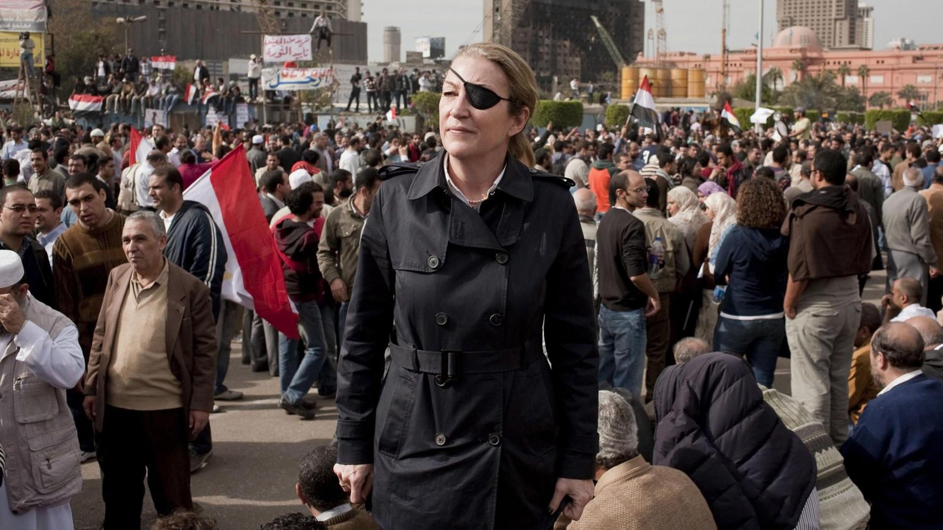 Kriegsreporterin Marie Colvin, Tahrir Platz, Kairo am 4.2.2011 Kriegsreporterin Marie Colvin, Tahrir Platz, Kairo am 4.2.2011