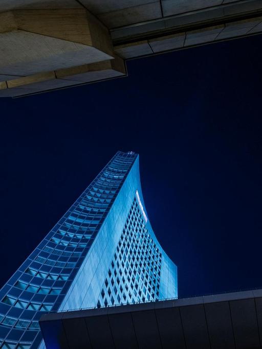 Blau angestrahlter MDR-Turm am Augustusplatz in Leipzig bei Nacht.