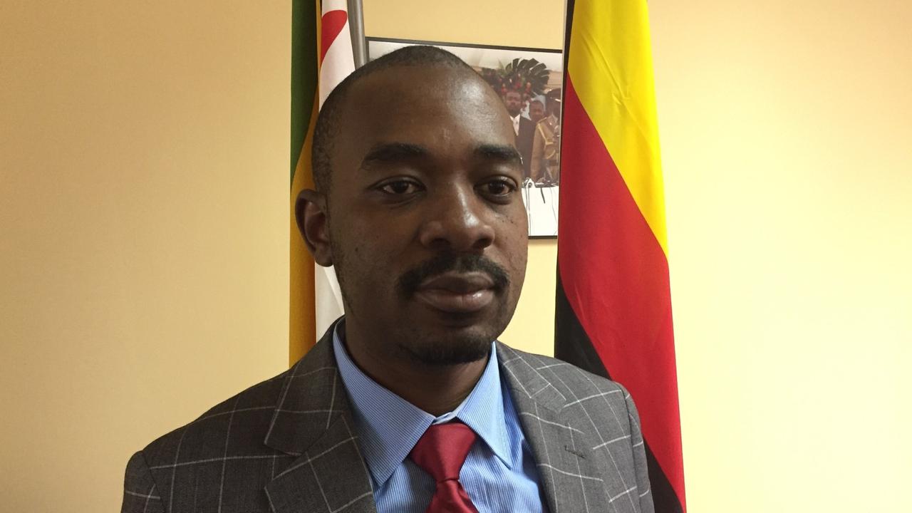 Nelson Chamisa steht in seinem Büro im Anzug. Er will im Juli in Simbabwe zum Präsidenten gewählt werden. Nelson Chamisa steht in seinem Büro im Anzug. Er will im Juli in Simbabwe zum Präsidenten gewählt werden.