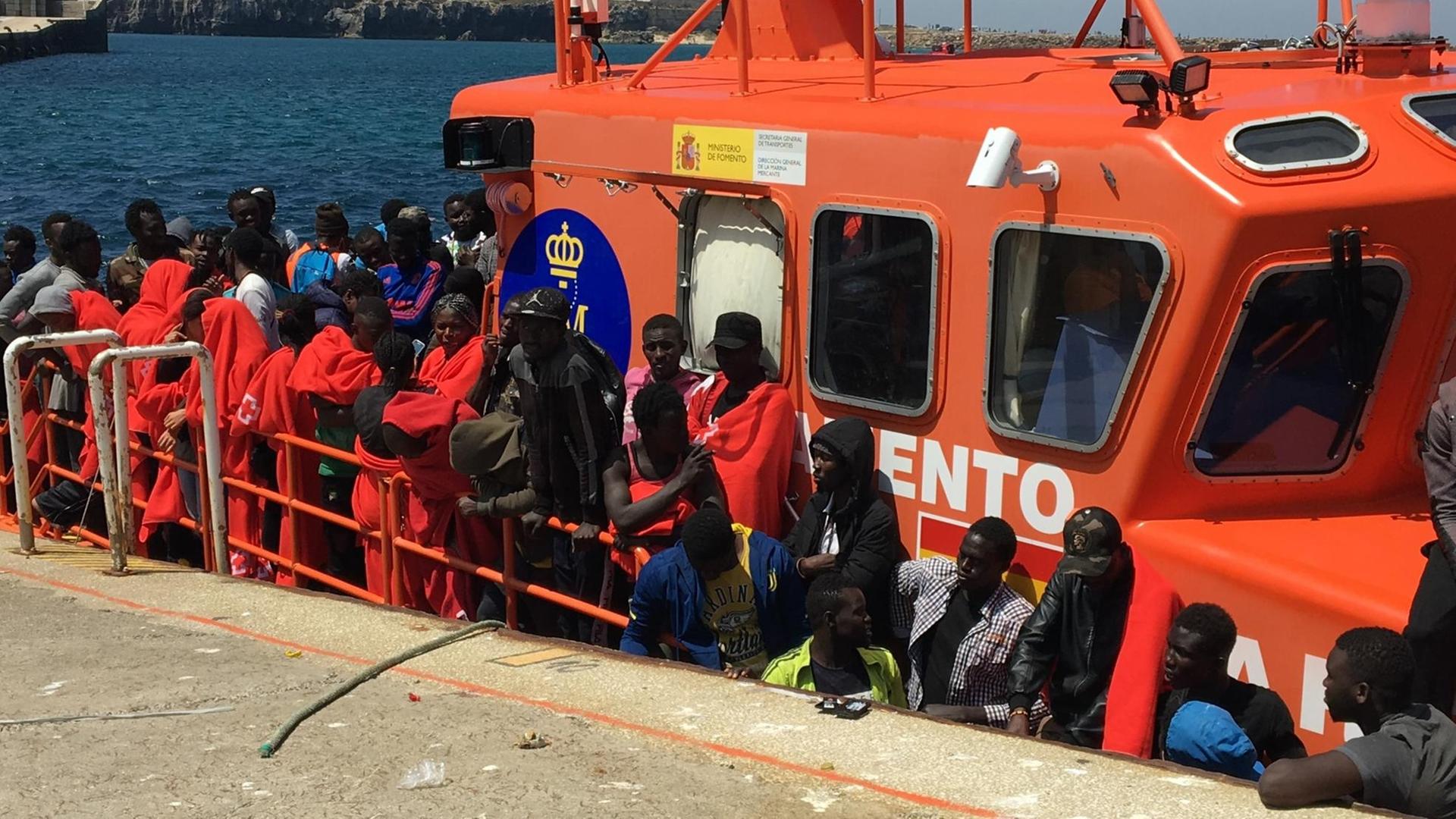 Flüchtlinge im Hafen von Tarifa. Das Boot ist die "Arturos". Im August 2018 Flüchtlinge im Hafen von Tarifa. Das Boot ist die "Arturos". Im August 2018