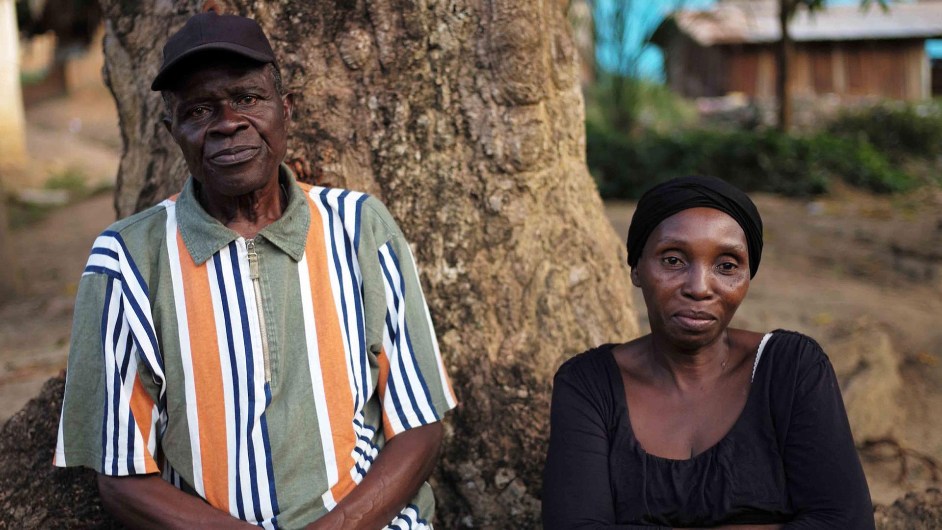Die Ebola-Überlebende Comfort und ihr Mann, Liberia Die Ebola-Überlebende Comfort und ihr Mann, Liberia