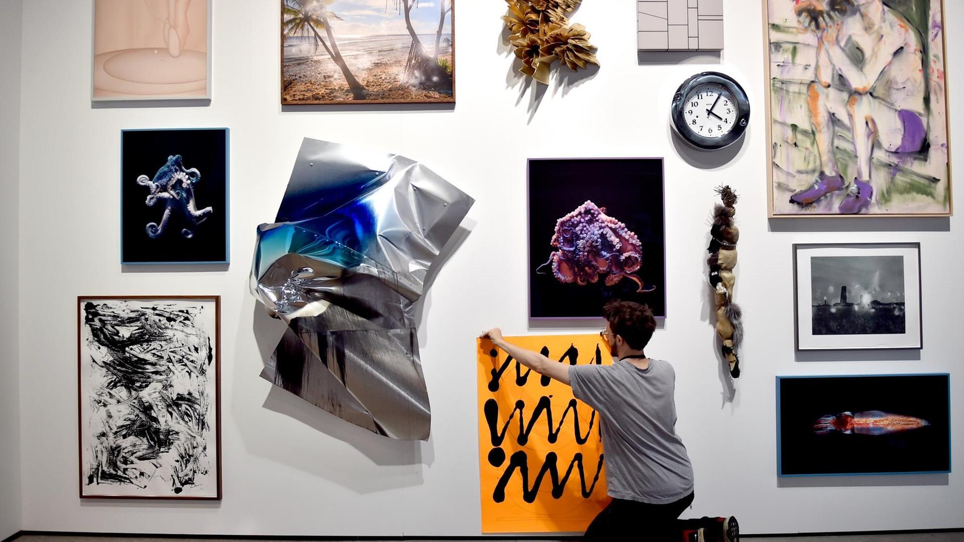 Bereit zum Verkauf: Letzte Vorbereitungen für die erste Ausgabe der Art Berlin Bereit zum Verkauf: Letzte Vorbereitungen für die erste Ausgabe der Art Berlin