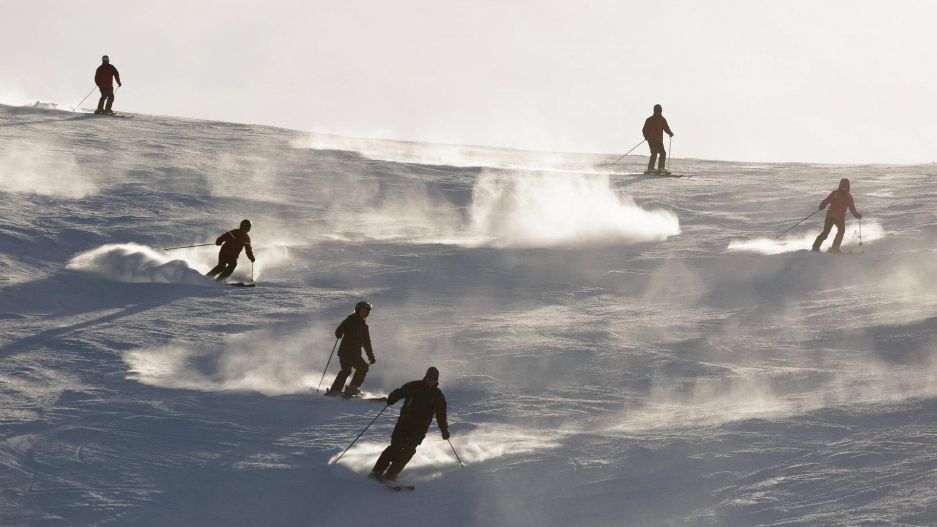 Skifahrer auf einer Skipiste im Gegenlicht. Skifahrer auf einer Skipiste im Gegenlicht.