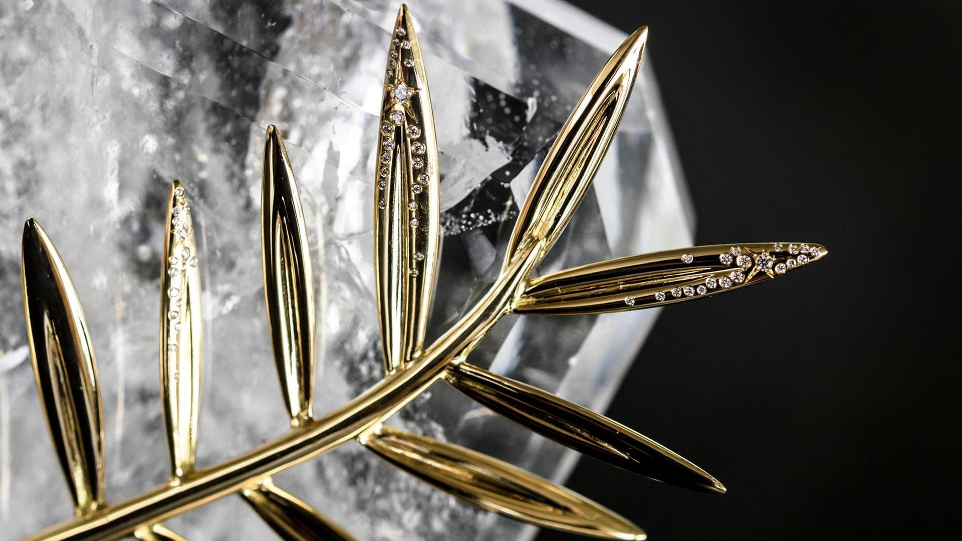 Nicht nur aus purem Gold, sondern auch noch mit Diamanten verziert: so sieht die "Goldene Palme" in diesem Jahr aus. Anlass ist der 70.Geburtstag der Filmfestspiele. Foto: AFP / Fabrice COFFRINI Nicht nur aus purem Gold, sondern auch noch mit Diamanten verziert: so sieht die "Goldene Palme" in diesem Jahr aus. Anlass ist der 70.Geburtstag der Filmfestspiele. Foto: AFP / Fabrice COFFRINI