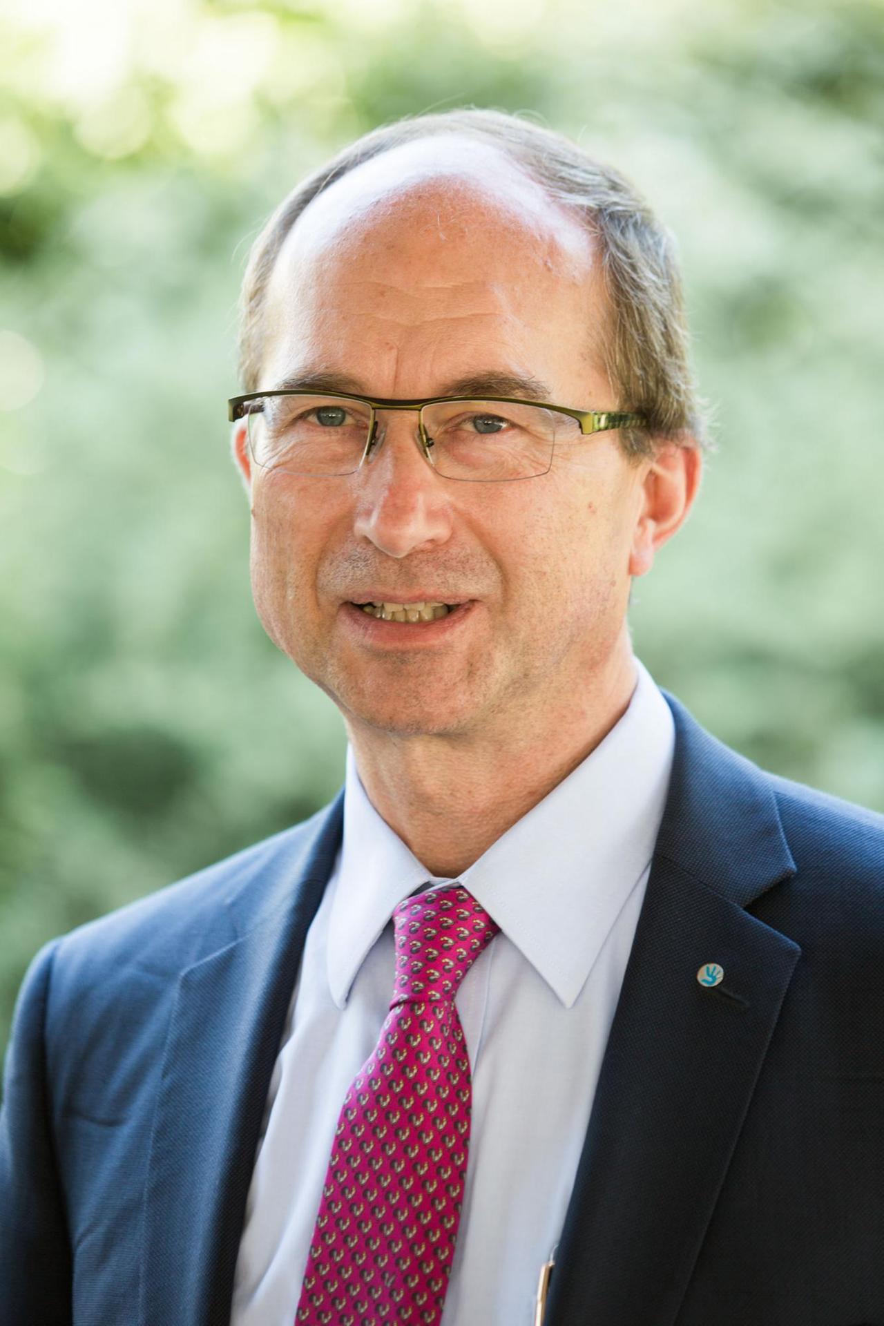 Erny Gillen, ehemaliger Generalvikar von Luxemburg. Außerdem war er europäischer Caritas-Chef und hat mehrere Bücher über Reformen in der katholischen Kirche geschrieben. Erny Gillen, ehemaliger Generalvikar von Luxemburg. Außerdem war er europäischer Caritas-Chef und hat mehrere Bücher über Reformen in der katholischen Kirche geschrieben.