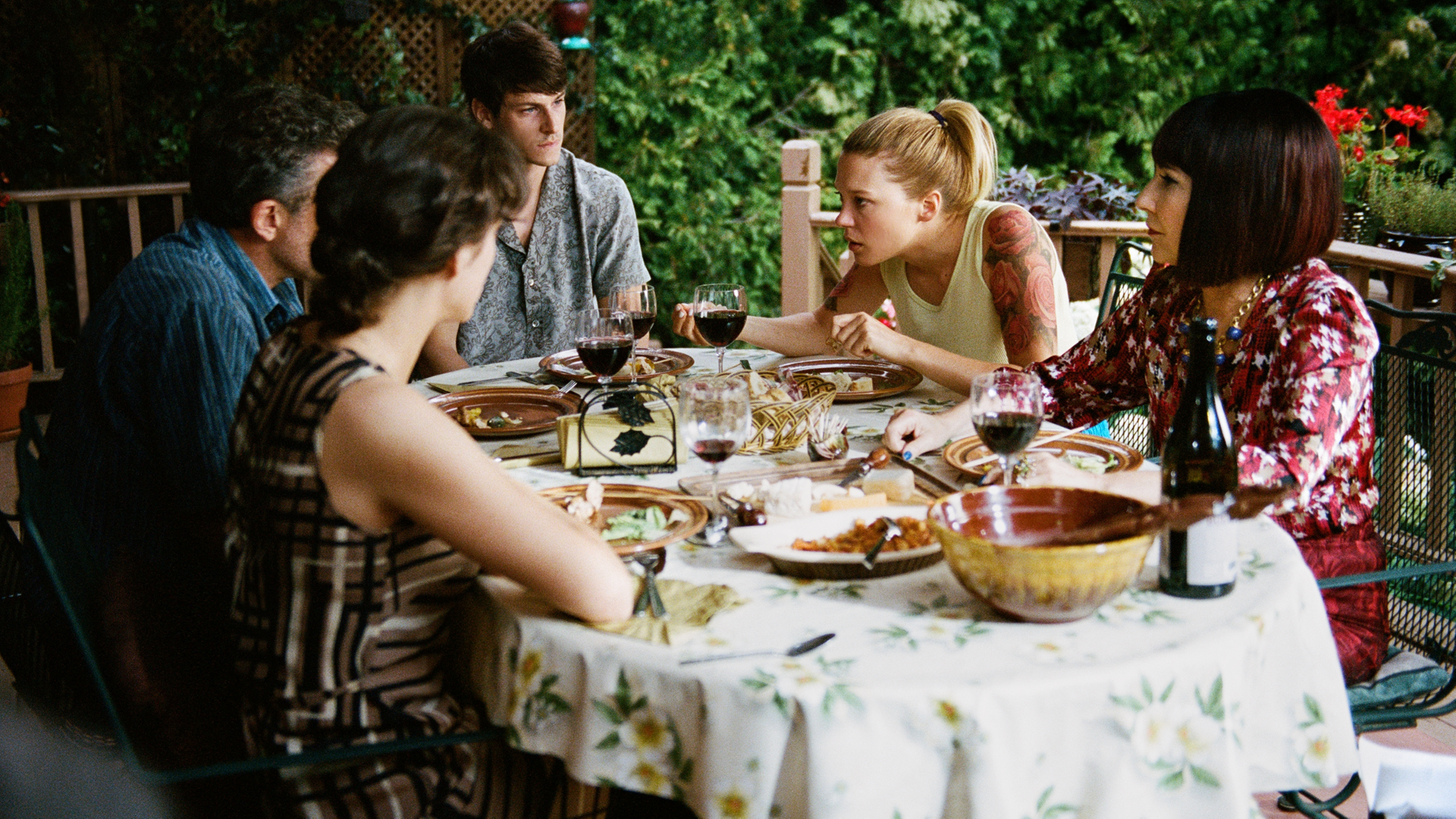 In einer Szene des Films "Einfach das Ende der Welt" mit Catherine (Marion Cotillard, l-r), Antoine (Vincent Cassel), Louis (Gaspard Ulliel), Suzanne (Lea Seydoux) und Mutter Martine (Nathalie Baye). In einer Szene des Films "Einfach das Ende der Welt" mit Catherine (Marion Cotillard, l-r), Antoine (Vincent Cassel), Louis (Gaspard Ulliel), Suzanne (Lea Seydoux) und Mutter Martine (Nathalie Baye).