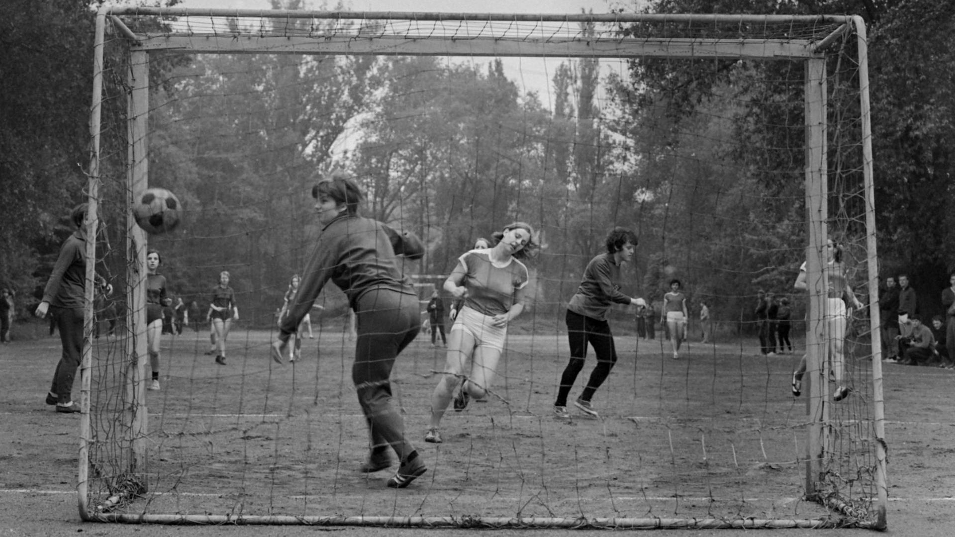 Ansicht eines Fußballplatzes mit einer Frauenmannschaft in Aktion. Ansicht eines Fußballplatzes mit einer Frauenmannschaft in Aktion.