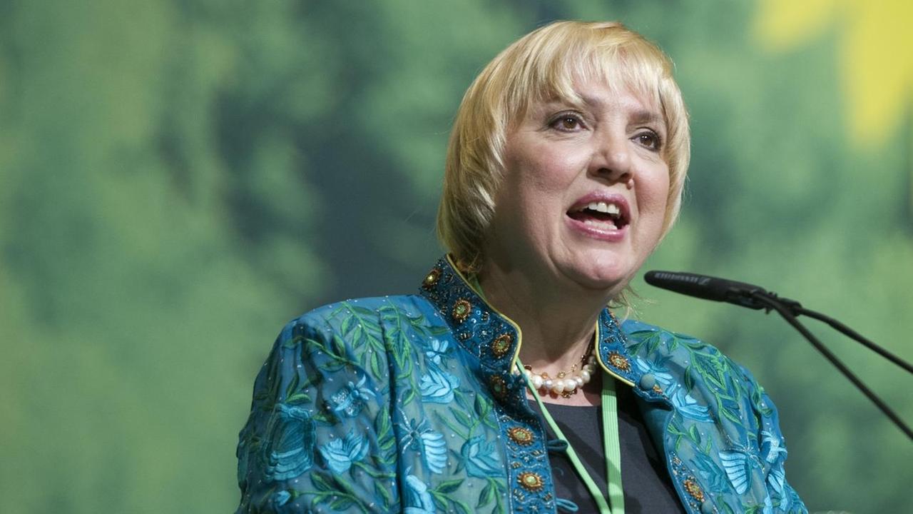 Claudia Roth, Vizepraesidentin des Deutsche Bundestags, bei ihrer Rede zum Gedenken an den Holocaust, Ausserordentliche Bundesdelegiertenkonferenz der Partei Buendnis 90/Die Gruenen im Congress Centrum Hannover.
