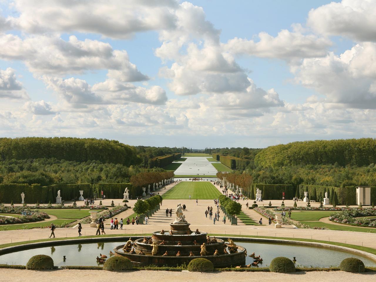 Besucher laufen durch die Gärten der Schlossanlage von Versailles am Stadtrand von Paris, aufgenommen am 12.09.2008.