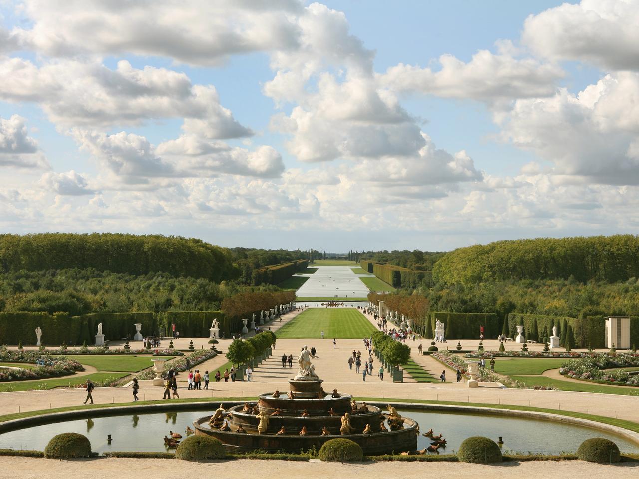 Besucher laufen durch die Gärten der Schlossanlage von Versailles am Stadtrand von Paris, aufgenommen am 12.09.2008. Besucher laufen durch die Gärten der Schlossanlage von Versailles am Stadtrand von Paris, aufgenommen am 12.09.2008.