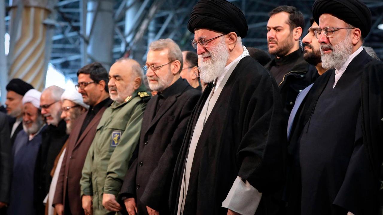 Das geistliche und staatliche Oberhaupt des Irans, Ajatollah Ali Chamenei (4.v.r.), trauert mit anderen am 6. Januar vor dem Sarg des getöteten Generals Qasem Soleimani. Das geistliche und staatliche Oberhaupt des Irans, Ajatollah Ali Chamenei (4.v.r.), trauert mit anderen am 6. Januar vor dem Sarg des getöteten Generals Qasem Soleimani.