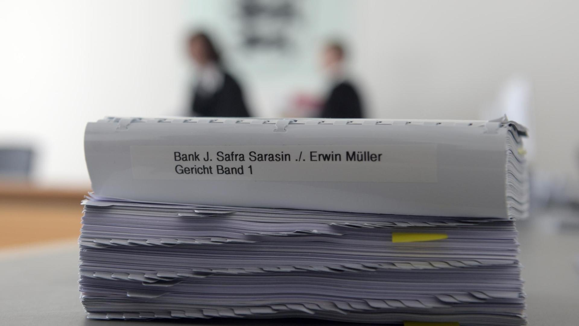Prozessakten liegen auf einem Tisch Prozessakten liegen auf einem Tisch