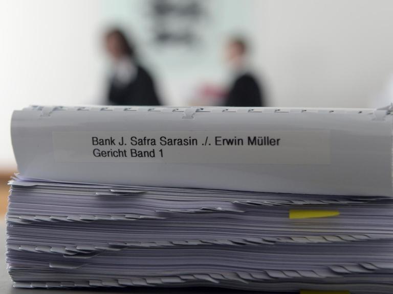 Prozessakten liegen auf einem Tisch