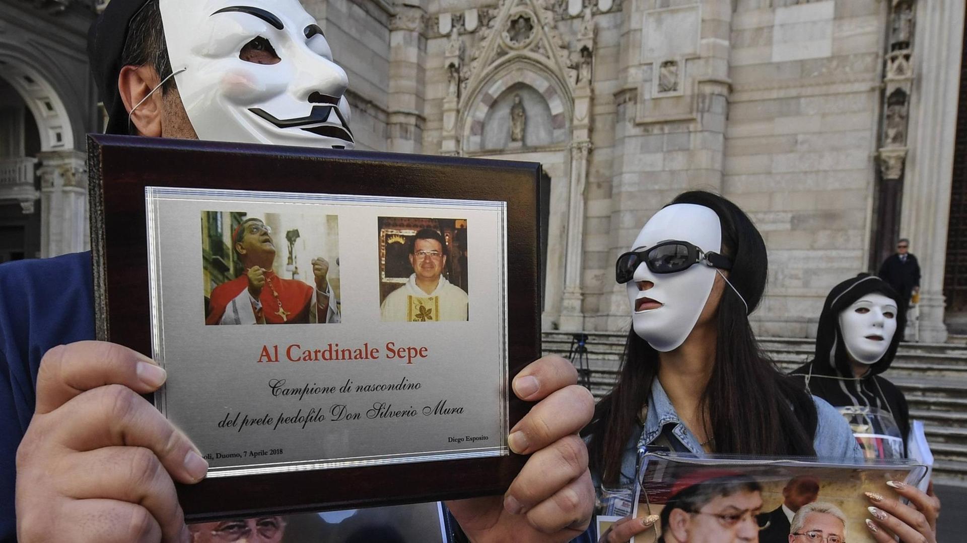 Protestierende mit Anonymous-Masken der italienischen Hilfsorganisation für Missbrauchsopfer "Rete L'Abuso" vor einer Kirche in Neapel Protestierende mit Anonymous-Masken der italienischen Hilfsorganisation für Missbrauchsopfer "Rete L'Abuso" vor einer Kirche in Neapel