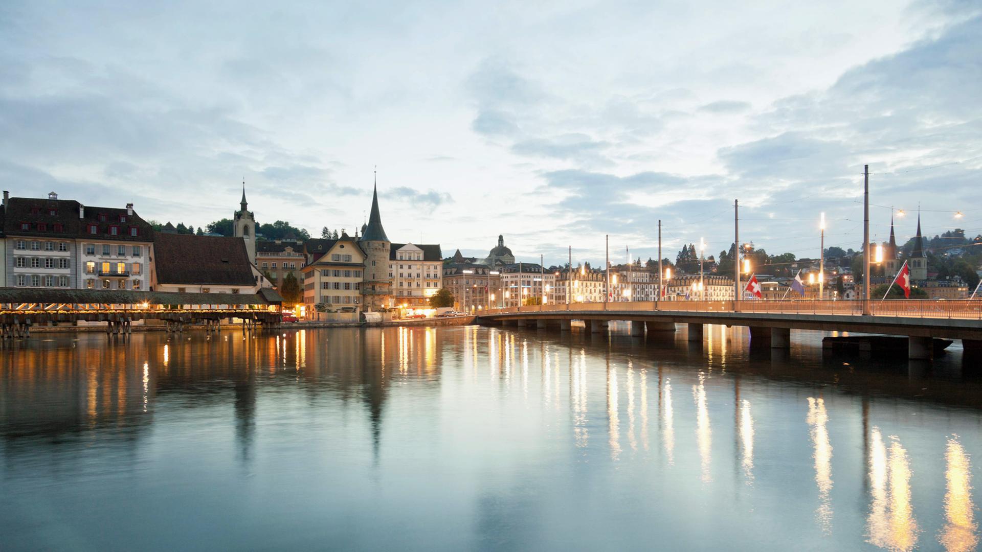 Die Stadt Luzern in der Schweiz im Dämmerlicht, auch die Straßenlaternen leuchten hell. Die Stadt Luzern in der Schweiz im Dämmerlicht, auch die Straßenlaternen leuchten hell.