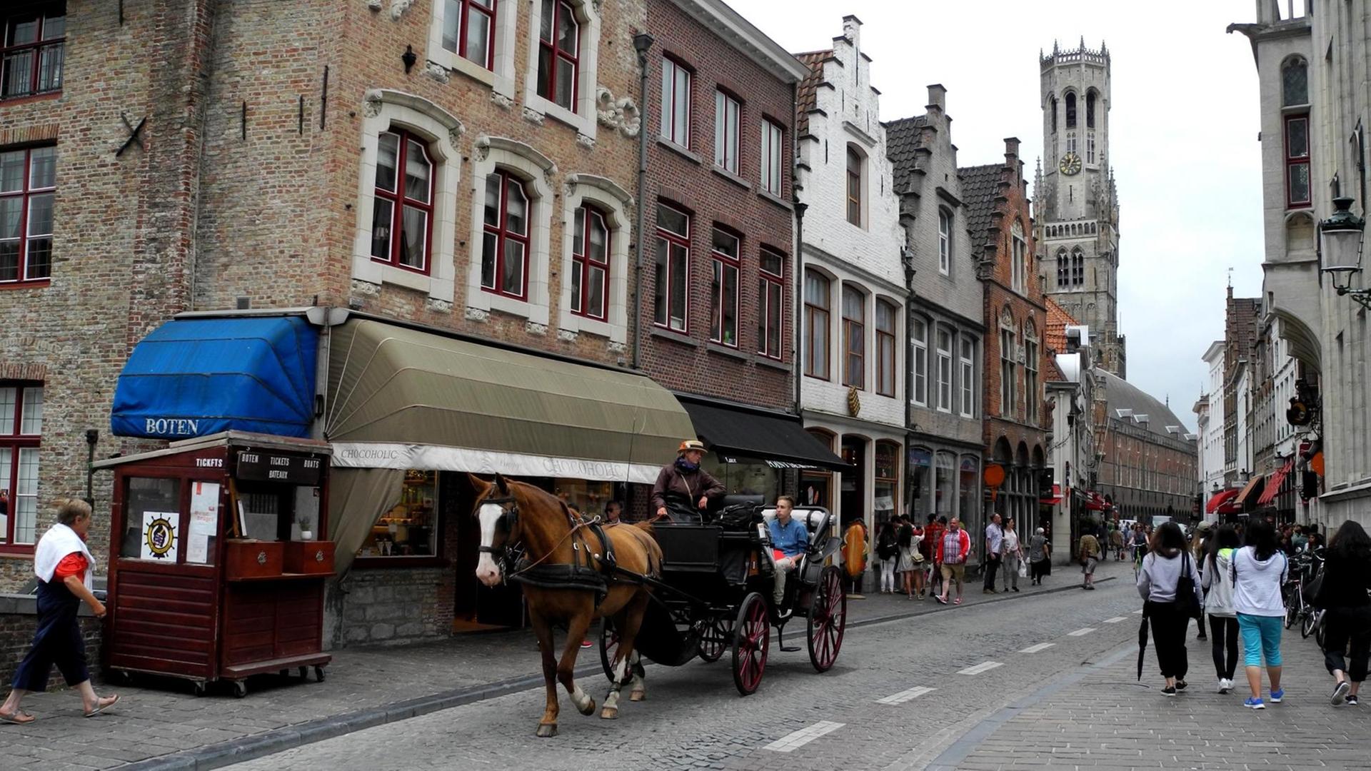 Eine Straße in der Altstadt von Brügge (Belgien). Jeden Tag poltern über Brügges Straßen und Kopfsteinpflaster vier bis fünf Tanklaster mit je etwa 30.000 Litern Bier - eine Bier-Pipeline soll da Abhilfe schaffen. Eine Straße in der Altstadt von Brügge (Belgien). Jeden Tag poltern über Brügges Straßen und Kopfsteinpflaster vier bis fünf Tanklaster mit je etwa 30.000 Litern Bier - eine Bier-Pipeline soll da Abhilfe schaffen.