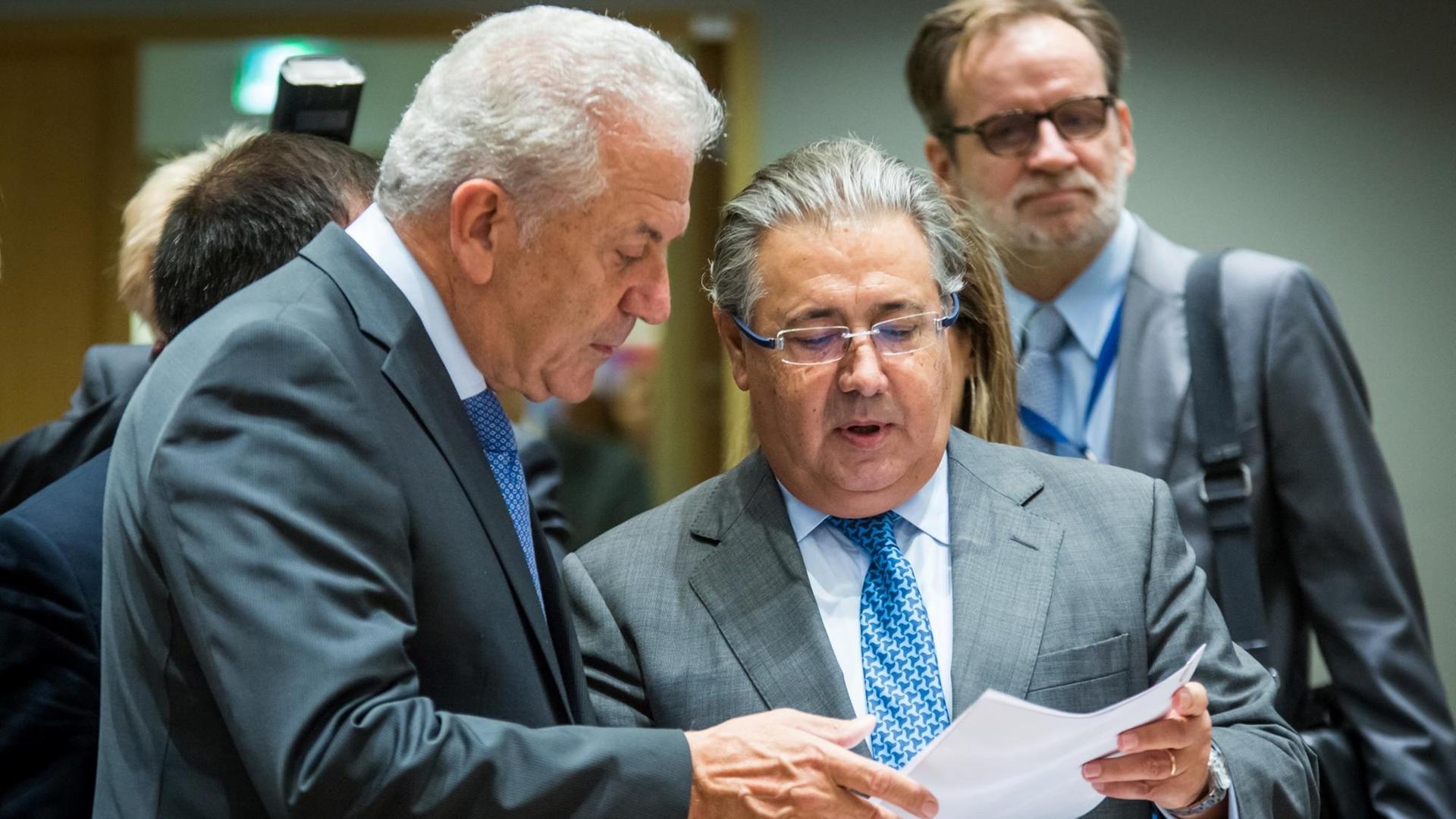Der spanische Innenminister Juan Ignacio Zoido und der für Migration zuständige EU-Kommissar Dimitris Avramopoulos am 14. September in Brüssel. Der spanische Innenminister Juan Ignacio Zoido und der für Migration zuständige EU-Kommissar Dimitris Avramopoulos am 14. September in Brüssel.