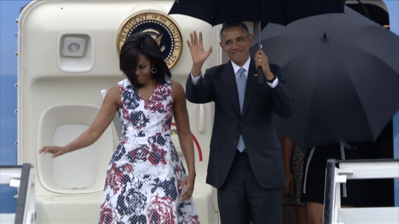 US-Präsident Barack Obama und seine Frau Michelle steigen aus dem Flugzeug aus, er winkt und lächelt. US-Präsident Barack Obama und seine Frau Michelle steigen aus dem Flugzeug aus, er winkt und lächelt.