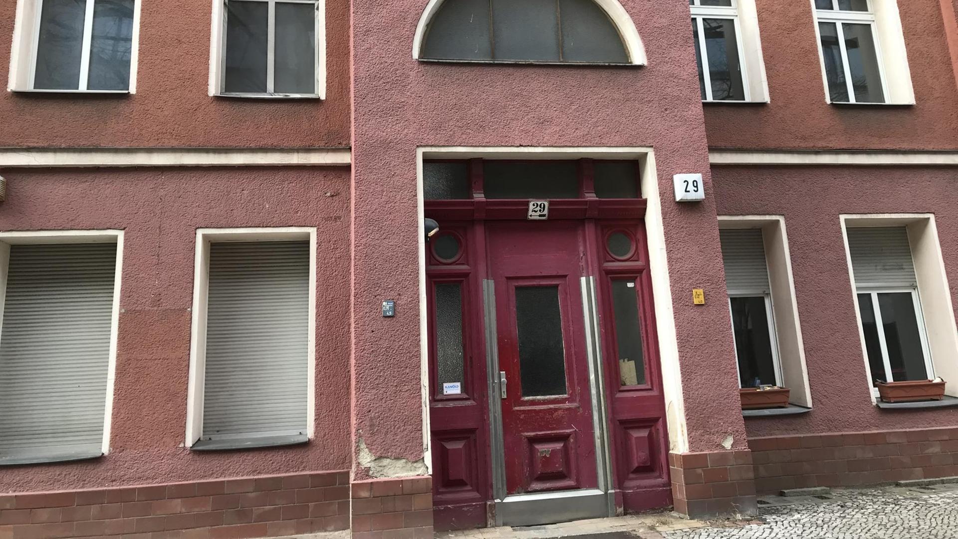 Auf dem Bild ist ein Hauseingang zu sehen. Von Außen wirkt das Haus intakt. Es soll aber trotzdem abgerissen werden. Auf dem Bild ist ein Hauseingang zu sehen. Von Außen wirkt das Haus intakt. Es soll aber trotzdem abgerissen werden.