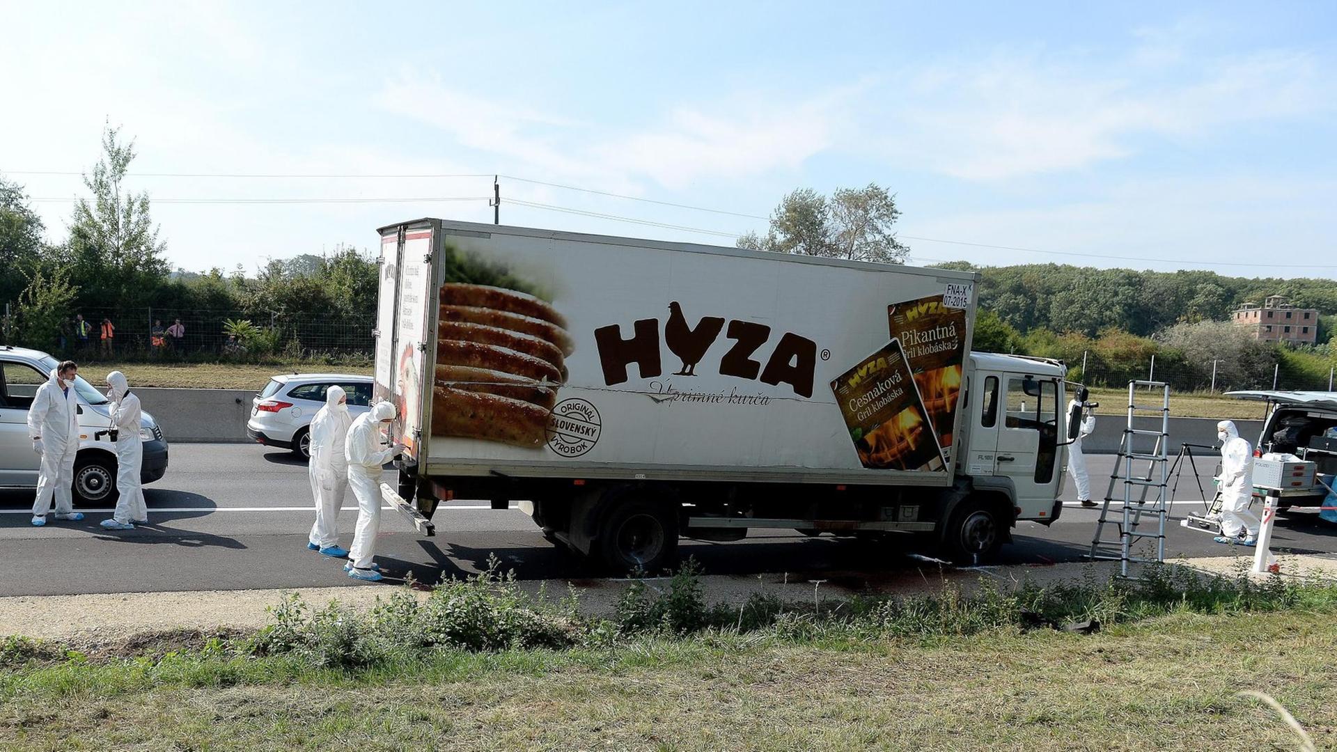 Forensik-Experten untersuchen den Kühl-Lkw an der A4 in Österreich, in dem die Leichen von über 70 Flüchtlingen gefunden wurden. Forensik-Experten untersuchen den Kühl-Lkw an der A4 in Österreich, in dem die Leichen von über 70 Flüchtlingen gefunden wurden.