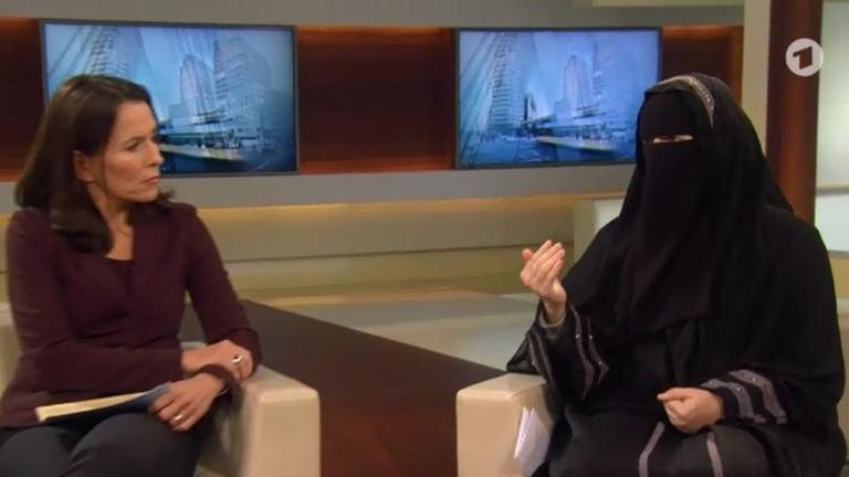 Moderatorin Anne Will im Gespräch mit Nora Illi in der ARD-Talkshow "Anne Will" am 6. November 2016 Moderatorin Anne Will im Gespräch mit Nora Illi in der ARD-Talkshow "Anne Will" am 6. November 2016