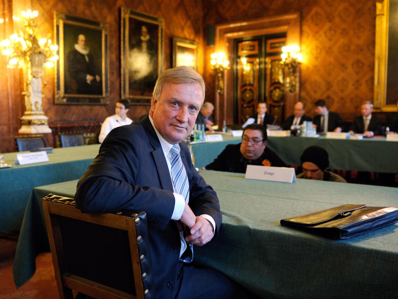 Ole von Beust - hier im Februar 2013 als Zeuge im Untersuchungsausschuss - war von 2001 bis 2010 Erster Bürgermeister Hamburgs und gilt als einer der Hauptverantwortlichen. Ole von Beust - hier im Februar 2013 als Zeuge im Untersuchungsausschuss - war von 2001 bis 2010 Erster Bürgermeister Hamburgs und gilt als einer der Hauptverantwortlichen.