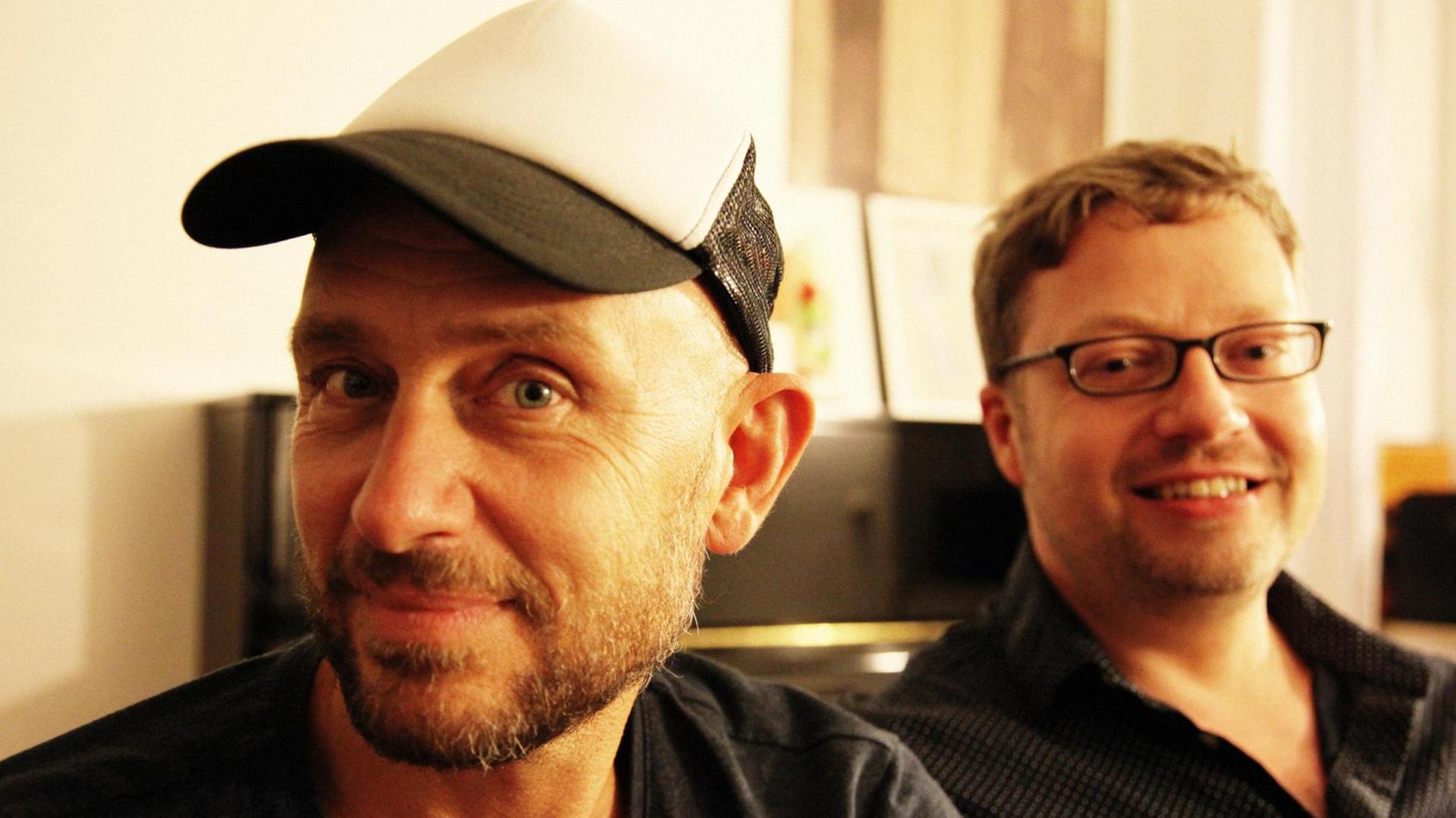 Die Künstler Paul Huf und Lars Mentrup. Mit der Reihe "Infra_Beuys" bereiten sie die Themen Obdachlosigkeit, Sprachbarrieren und Depression künstlerisch auf. Die Künstler Paul Huf und Lars Mentrup. Mit der Reihe "Infra_Beuys" bereiten sie die Themen Obdachlosigkeit, Sprachbarrieren und Depression künstlerisch auf.