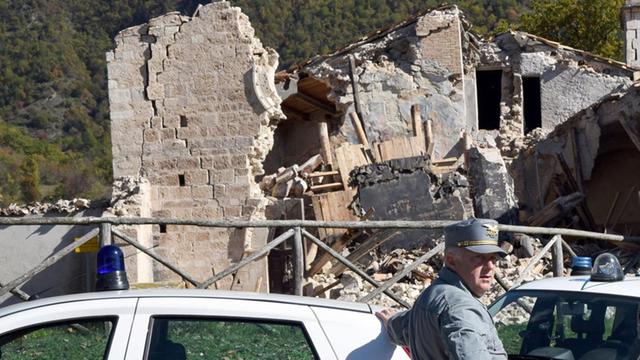 Die Ruine der Chiesa di San Salvatore in Campi di Norcia, einen Tag nach zwei großen Erdbeben in Italien am 27. Oktober 2016
